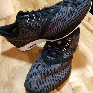 NIB Men's size 10 Nike Zoom Strike running shoes
